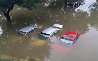 Thái Nguyên 'thất thủ' sau trận mưa 6 tiếng, nhiều ô tô ngập trong biển nước